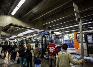 SP - PARALISAÇÃO MOTORISTAS E COBRADORES/TERMINAL BARRA FUNDA - GERAL - Motoristas e cobradores de ônibus fazem paralisação no Terminal Barra Funda, em São Paulo (SP), na manhã desta quarta-feira (18). A paralisação foi iniciada as 10h e segue até as 12h. A categoria rejeitou em assembleia a proposta feita pelo sindicato das empresas, de 2,31% de reajuste salarial. 18/05/2016 - Foto: SUAMY BEYDOUN/FUTURA PRESS/FUTURA PRESS/PAGOS