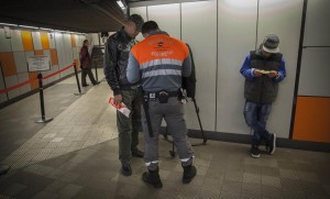 BARCE  LONA 10-12-2013  - CONTROL DE BILLETES POR SORPRESA Y POSTERIOR MULTA EN LA SALIDA DEL METRO DE PLA  A DE SANTS DE LA LINEA 5  FOTO CARLOS MONTANYES