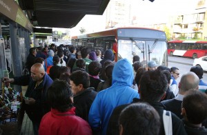 Santiago, 05 de noviembre 2012 (UPI). Diversas complicaciones han enfrentado usuarios del transporte capitalino, debido a un paro que protagonizan trabajadores del Transantiago, empleados de RedBus, empresa encargada de proveer el servicio en las zonas B y C, que corresponde a las comunas de Independencia, Renca, Recoleta, Conchalí, Huechuraba, Quilicura; y Lo Barnechea, Vitacura, Las Condes y Providencia. (UPI/Eduardo Beyer)